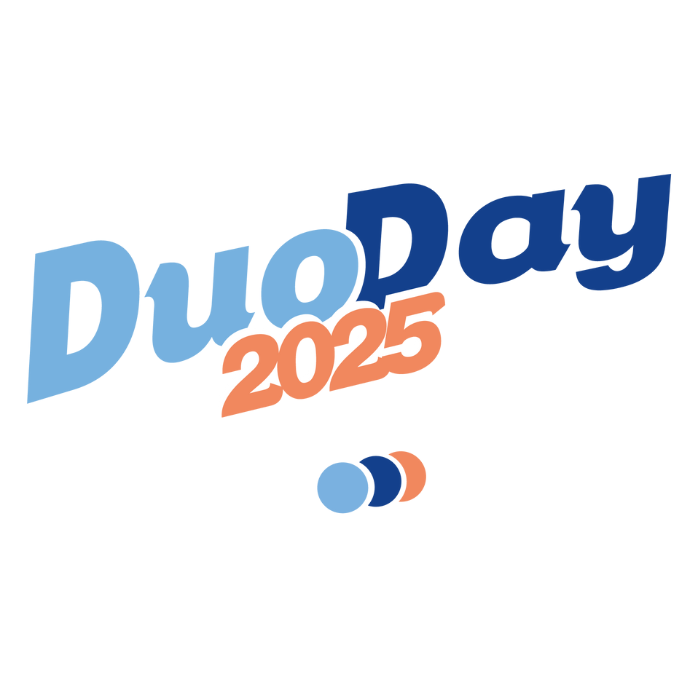 Logo de DuoDay 2025. Le mot "DuoDay" est écrit en majuscules avec "Duo" en bleu clair et "Day" en bleu foncé. L'année "2025" est superposée en orange vif, avec un effet d'ombre. Sous le texte, trois cercles colorés (bleu clair, bleu foncé, orange) se chevauchent partiellement.